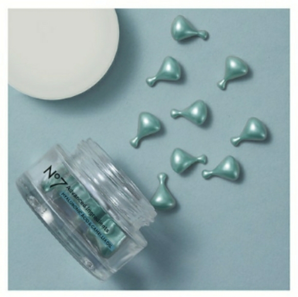Hyaluronic acid & Camellia oil facial capsules - Picture 2 of 3